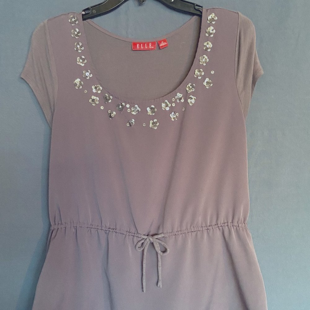 Elle 𝅺GUC Sz-M Primrose Top w/Sequin Design Neckline- Light Grey Lavender Colors
